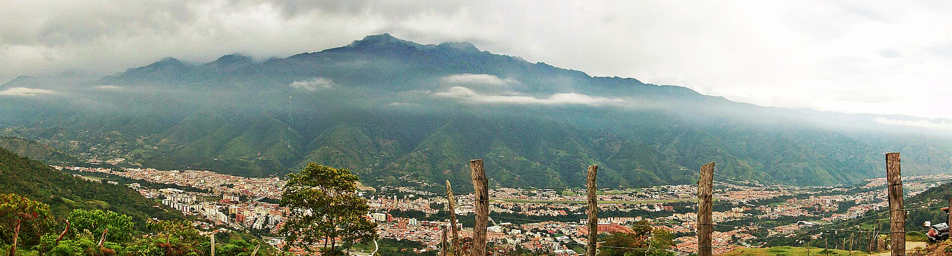 Vista panorámica de la ciudad de Mérida, Venezuela, con montañas al fondo